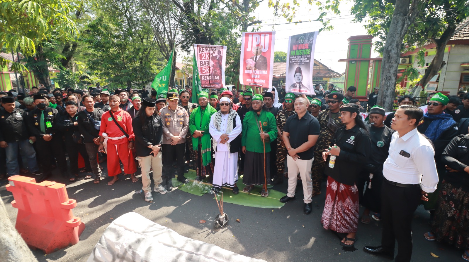 Pagar Nusa Nganjuk Gelar Istighosah dan Hizib Nashr, Kapolres Apresiasi Aksi Damai Berjalan Tertib