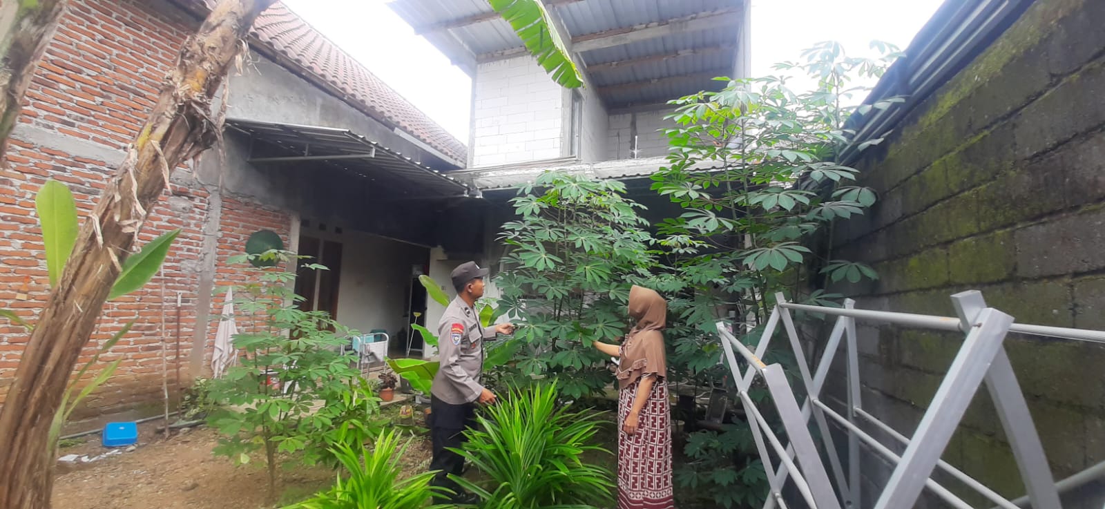 Bhabinkamtibmas Duren Dampingi Warga Kembangkan Pekarangan Pangan Bergizi