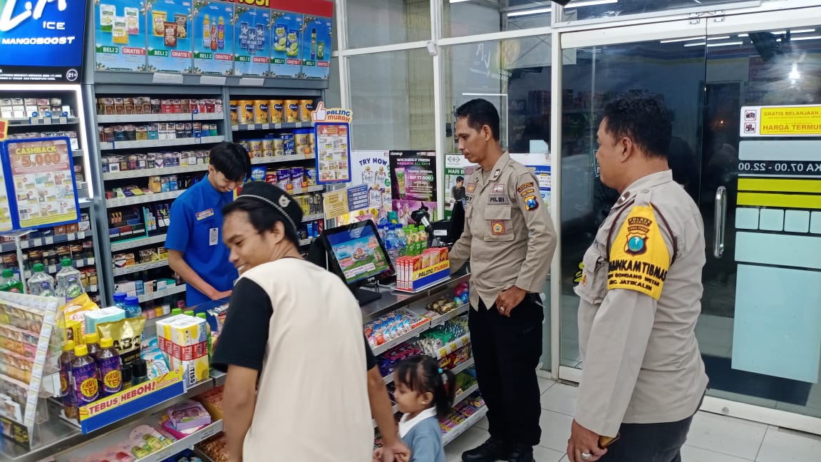 Patroli Indomaret Personil Polsek Jatikalen Berikan Himbauan Dan Pesan Kamtibmas kepada warga dan karyawan Indomaret