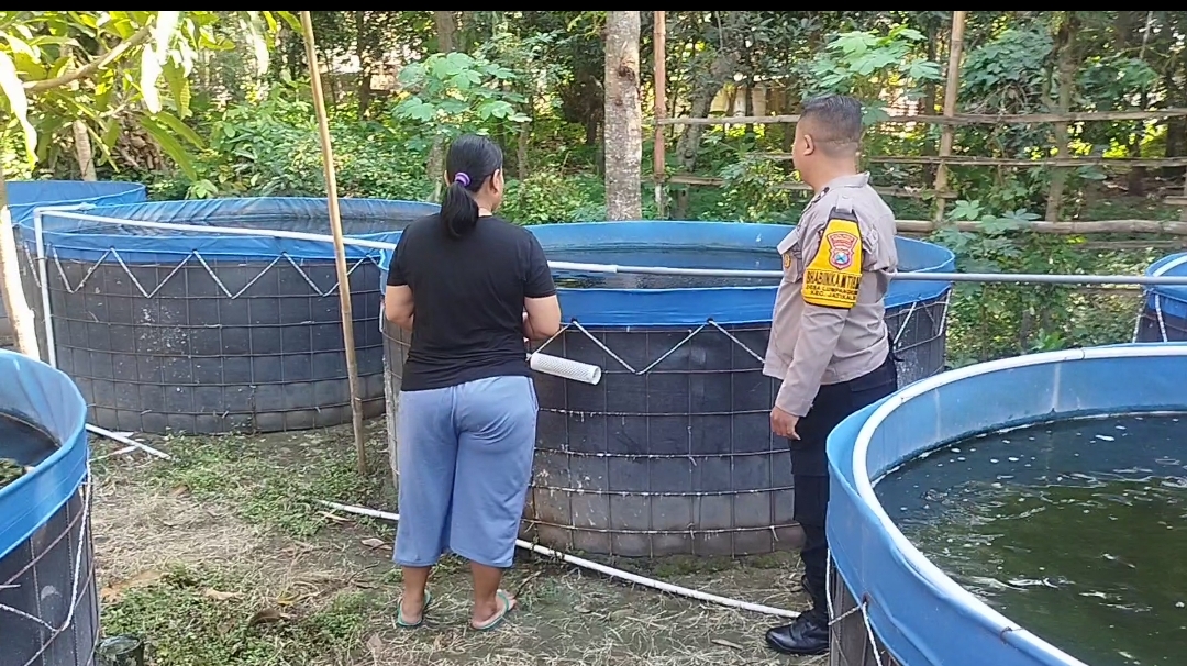 Dukung Ketahanan Pangan Nasional, Bhabinkamtibmas Desa Lumpang kuwek Sambangi Ternak ikan Warga