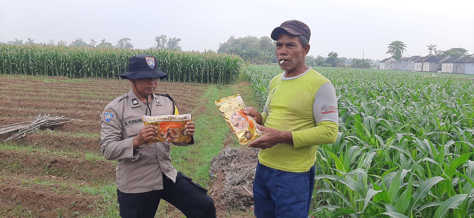 Dukung Swasembada Pangan, Bhabinkamtibmas Polsek Nganjuk Kota Bagikan Benih Jagung Bhayangkara kepada Petani