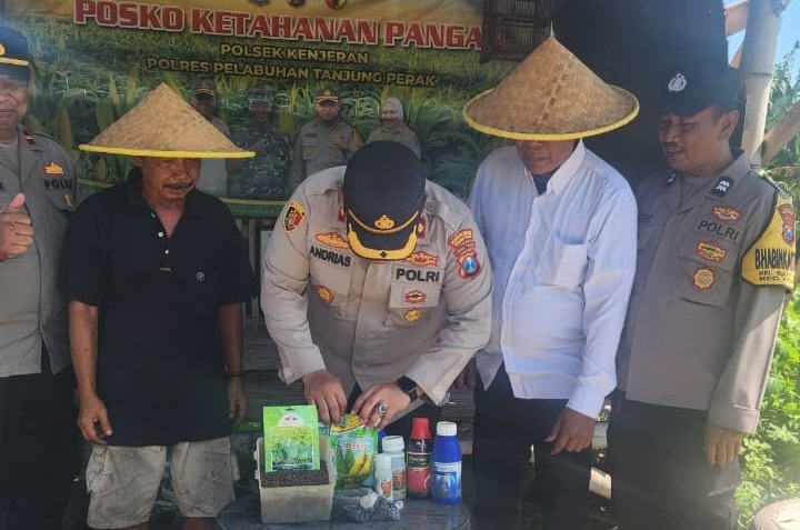 Polres Pelabuhan Tanjungperak Salurkan Bantuan Bibit dan Obat Hama untuk Kelompok Tani