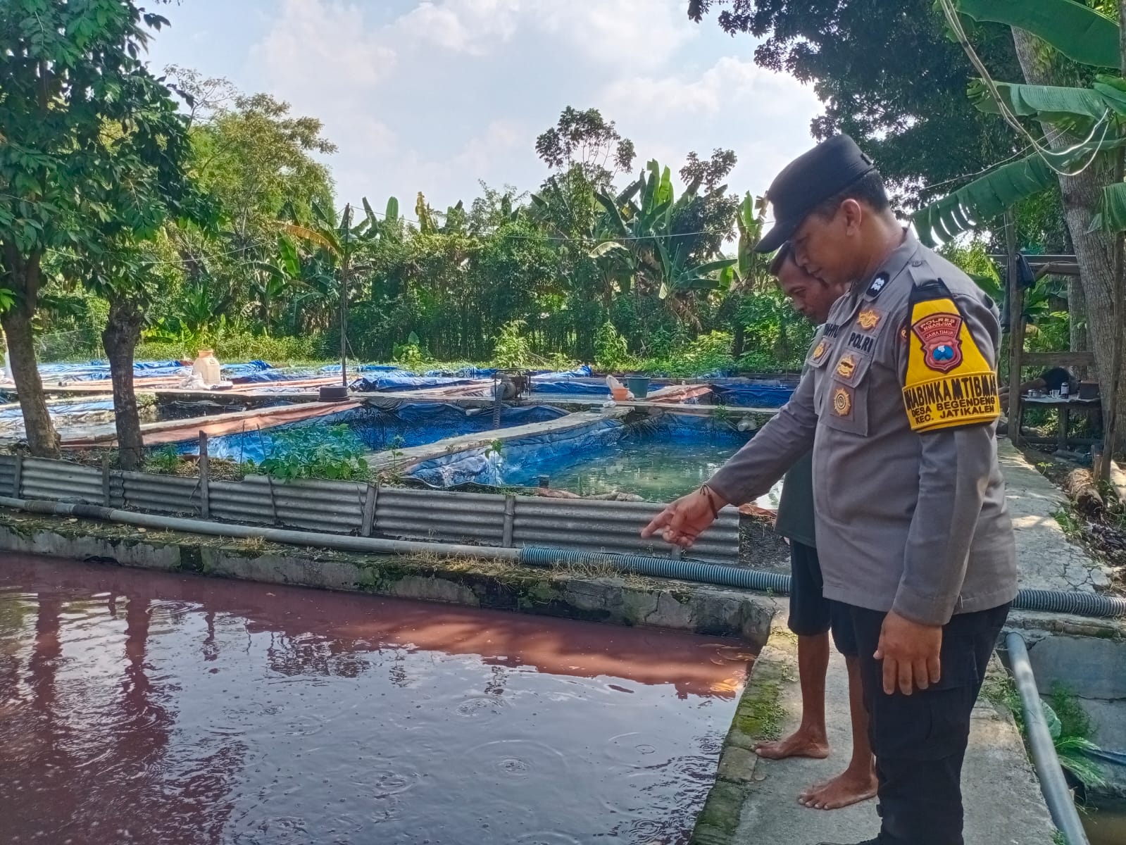 Aiptu Wahyu Bhabinkamtibmas Desa Begendeng Sambangi Pemilik Kolam Ikan Di Desa Binaan