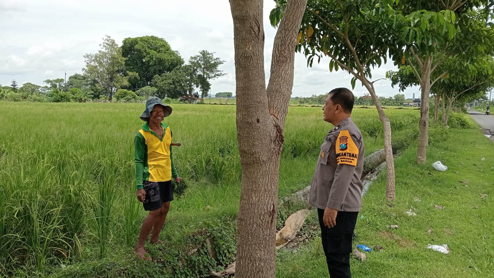 Pastikan Sawah Tetap Produktif, Bhabinkamtibmas Kemaduh Pantau Ketersediaan Air Pertanian