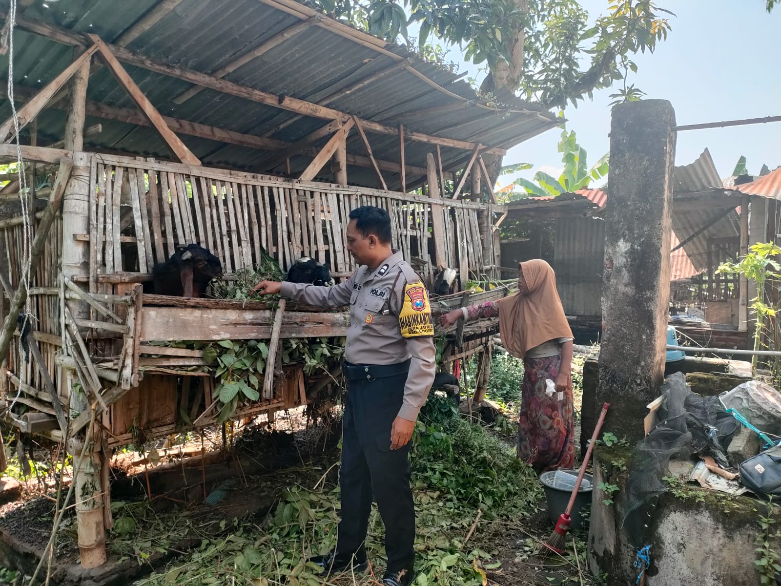 Pantau Peternakan Kambing Warga, Bhabinkamtibmas Jatirejo Dukung Ketahanan Pangan Nasional