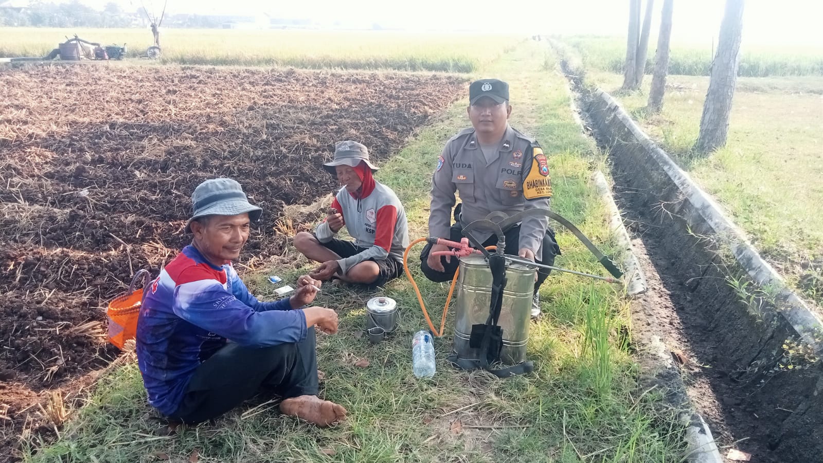 Kawal Masa Panen Padi, Bhabinkamtibmas Bajulan Dukung Ketahanan Pangan Nasional