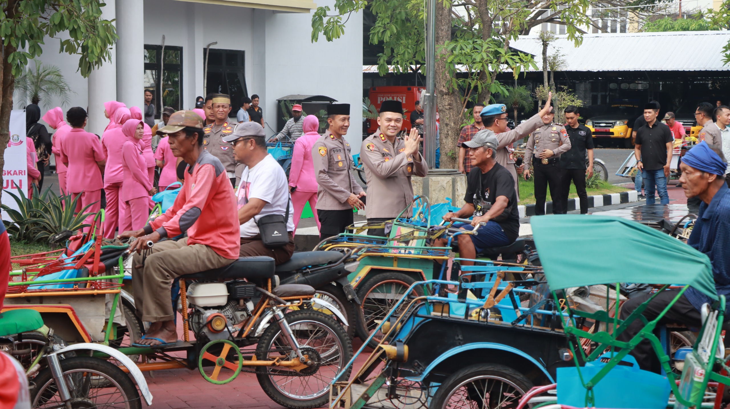 Sambut Hari Bhayangkara ke-80, Polres Nganjuk dan Bhayangkari Salurkan Ratusan Paket Sembako untuk Tukang Becak