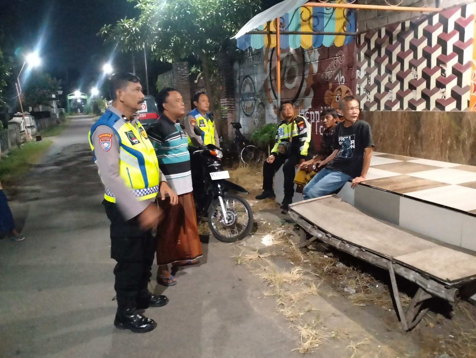 Patroli Malam Polsek Warujayeng Dorong Warga Aktifkan Kembali Siskamling Demi Jaga Keamanan Lingkungan
