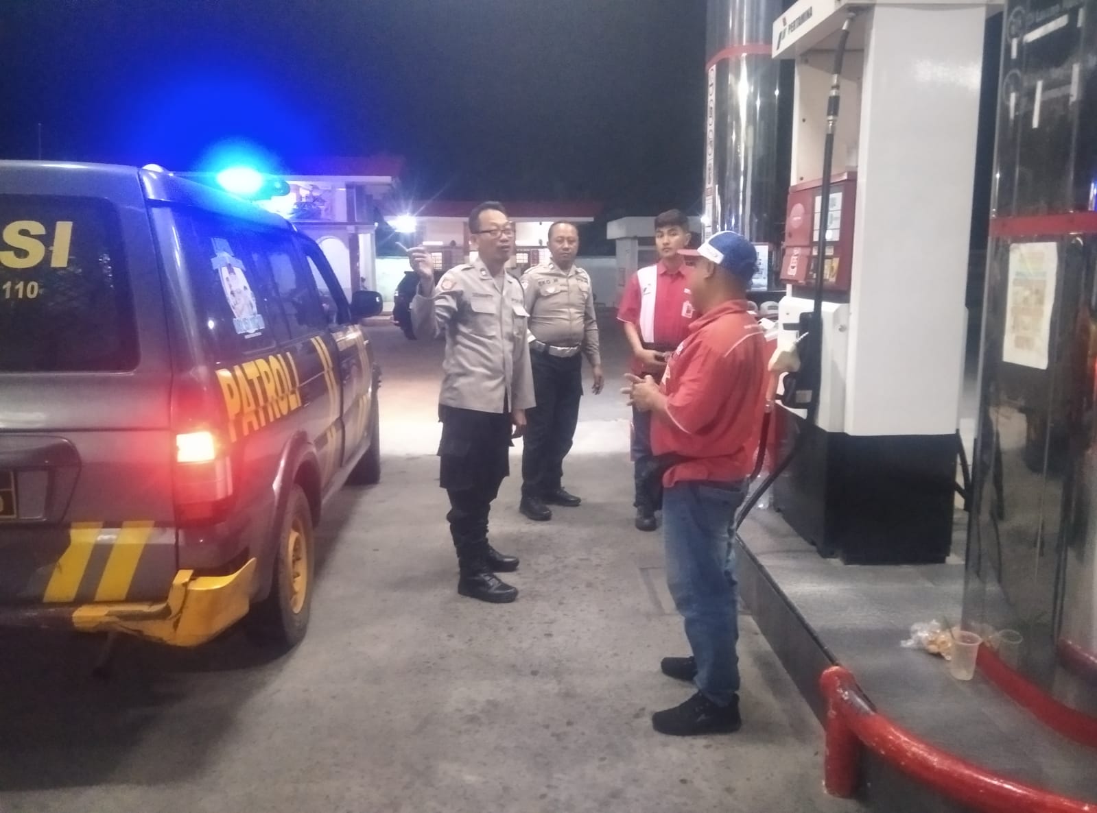 Cegah Tindak Kejahatan, Polsek Kertosono Berikan Himbauan Kamtibmas saat Patroli SPBU
