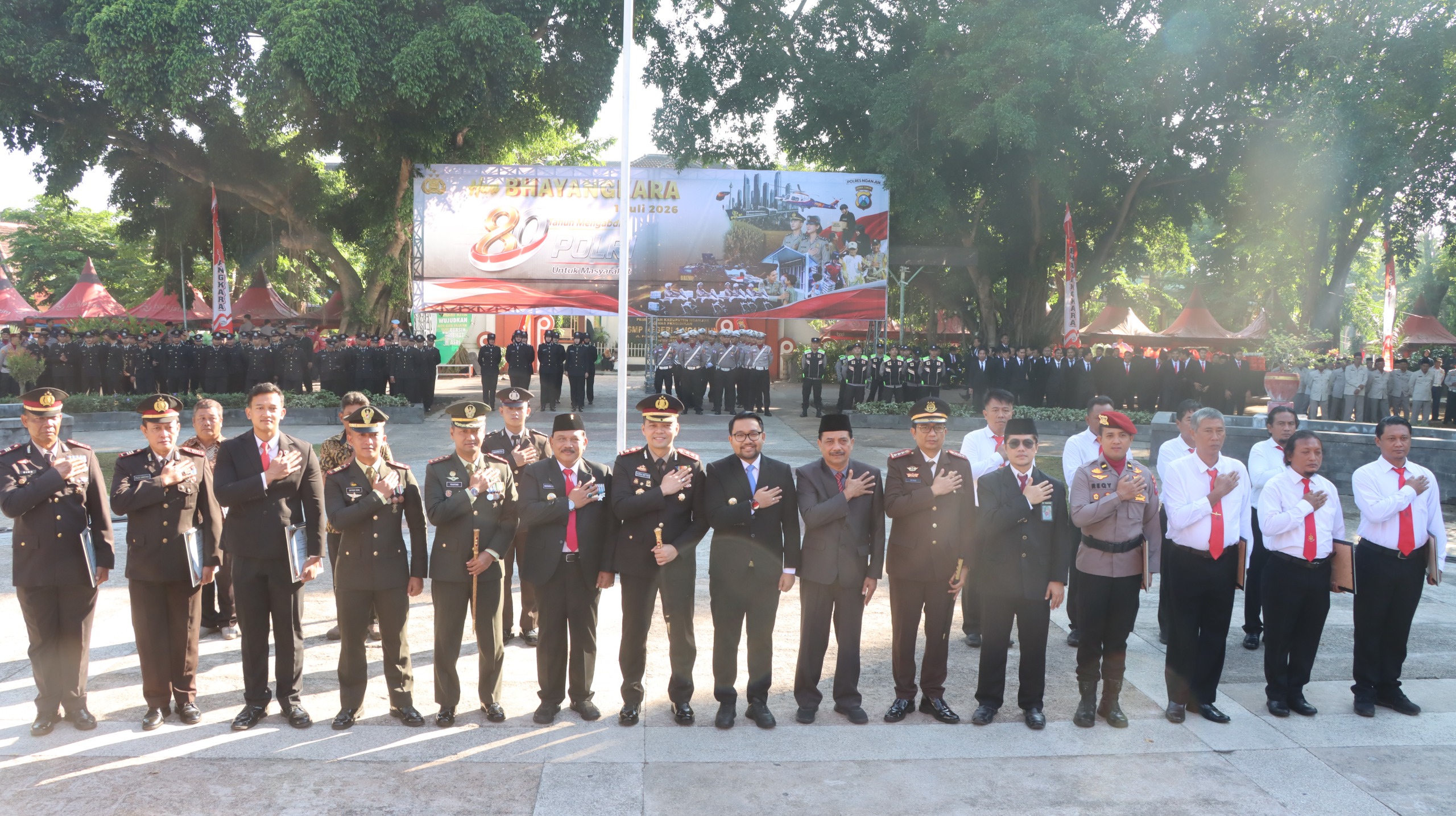Polres Nganjuk Anugerahkan Penghargaan bagi Personel dan Masyarakat Berprestasi di Puncak Hari Bhayangkara ke-80