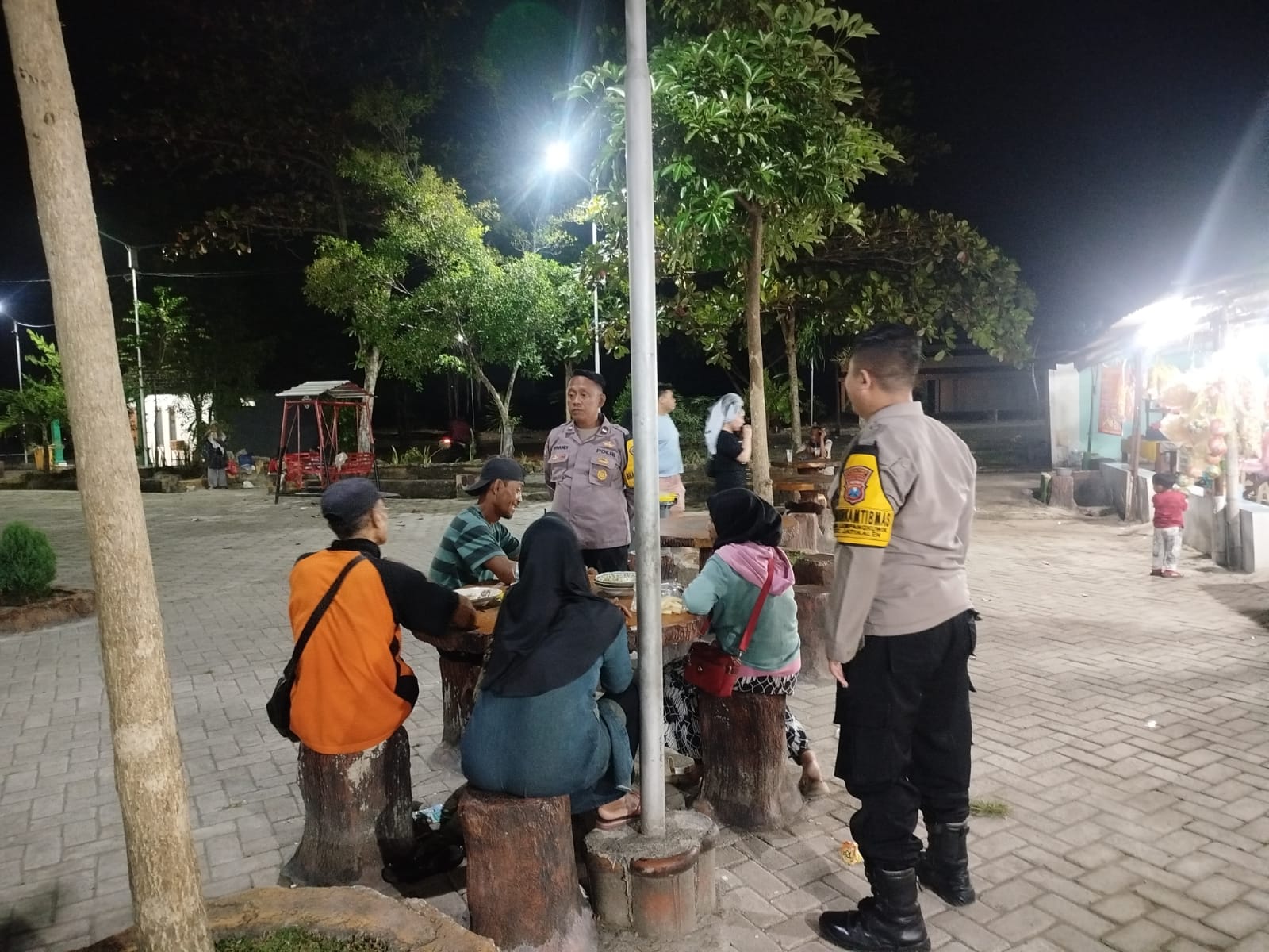 Brikan Rasa Aman, Polsek Jatikalen Gelar Patroli dialogis dengan Warga di Cafe Apung di Malam Hari 