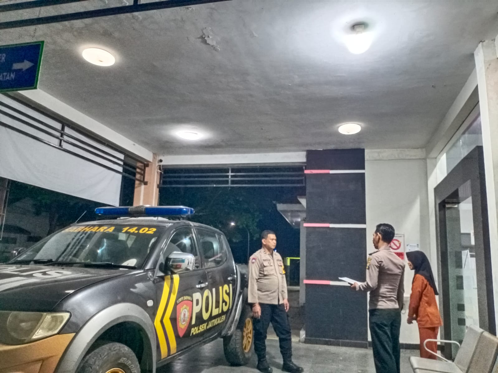 Polsek Jatikalen Laksanakan Patroli Malam, Fokus Pada Keamanan di Puskesmas Jatikalen