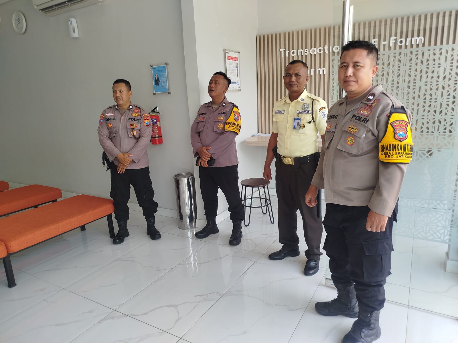 Polsek Jatikalen Gelar Patroli Dialogis di Bank BRI Unit Jatikalen untuk Antisipasi Gangguan Kamtibmas