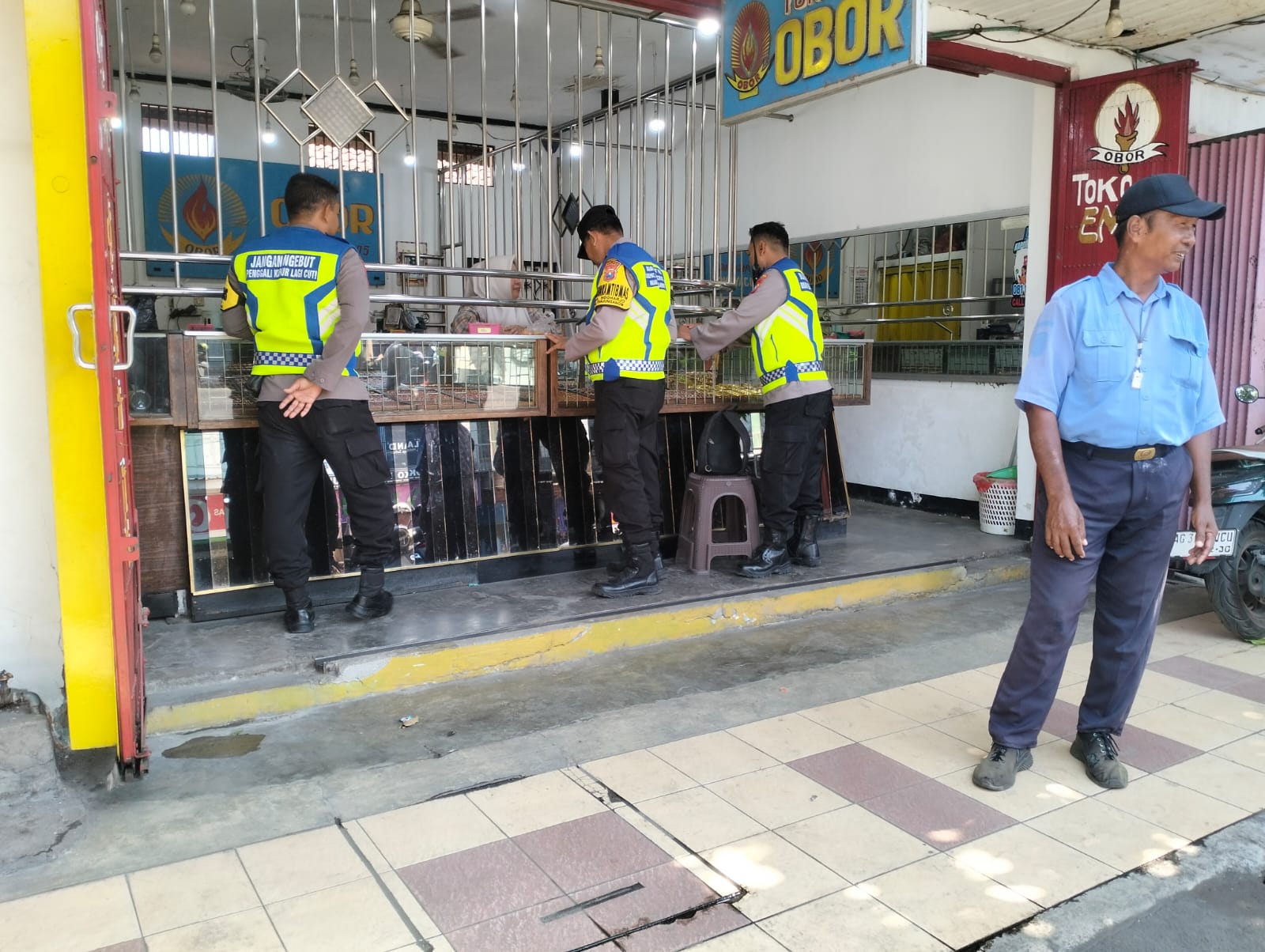 Sambangi Toko Emas, Patroli Polsek Warujayeng Sampaikan Pesan Kamtibmas ke Pengelola dan Pengunjung