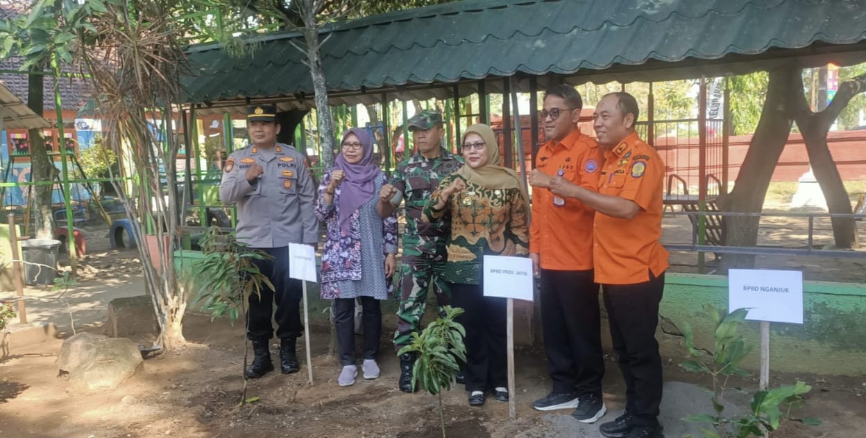 Wakapolsek Nganjuk Kota Bersama Forpimcam Ikuti Penanaman Pohon dalam Pembentukan Destana di Kelurahan Jatirejo