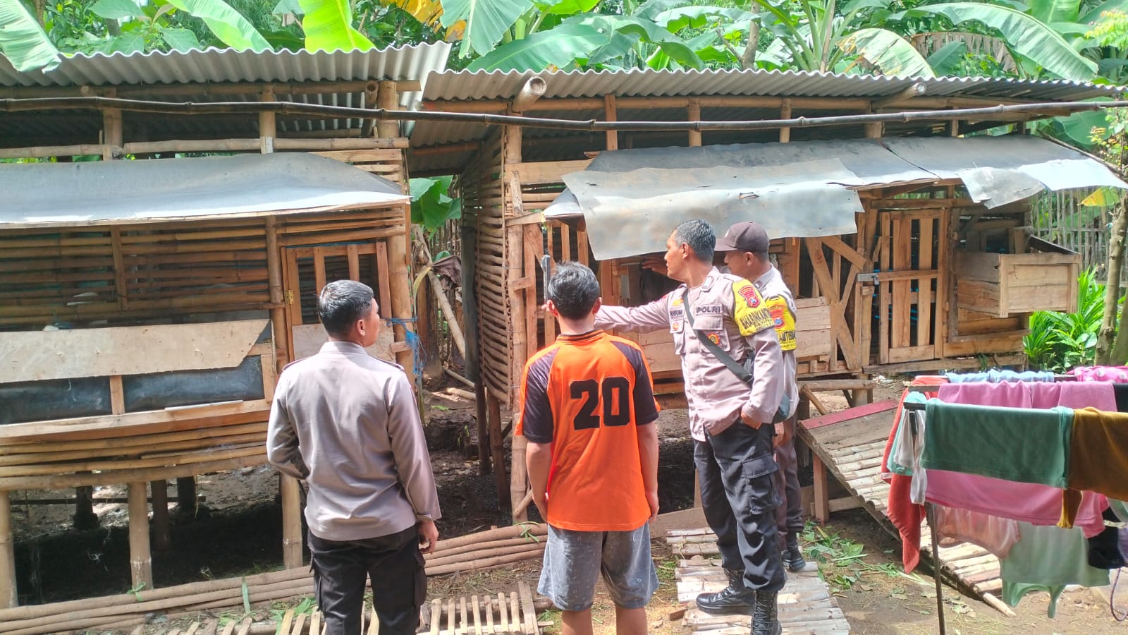 Pantau Peternakan Domba, Bhabinkamtibmas Desa Patranrejo Dorong Pengelolaan Limbah Ramah Lingkungan