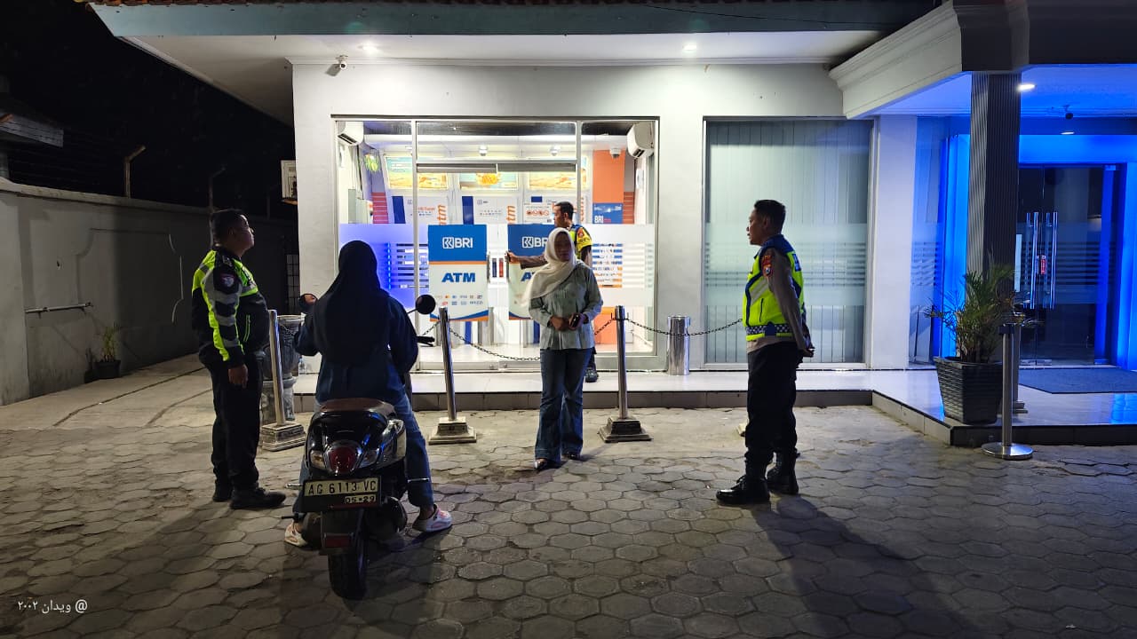 Berikan Rasa Aman dan Nyaman, Patroli Polsek Warujayeng Sambangi Area Perbankan