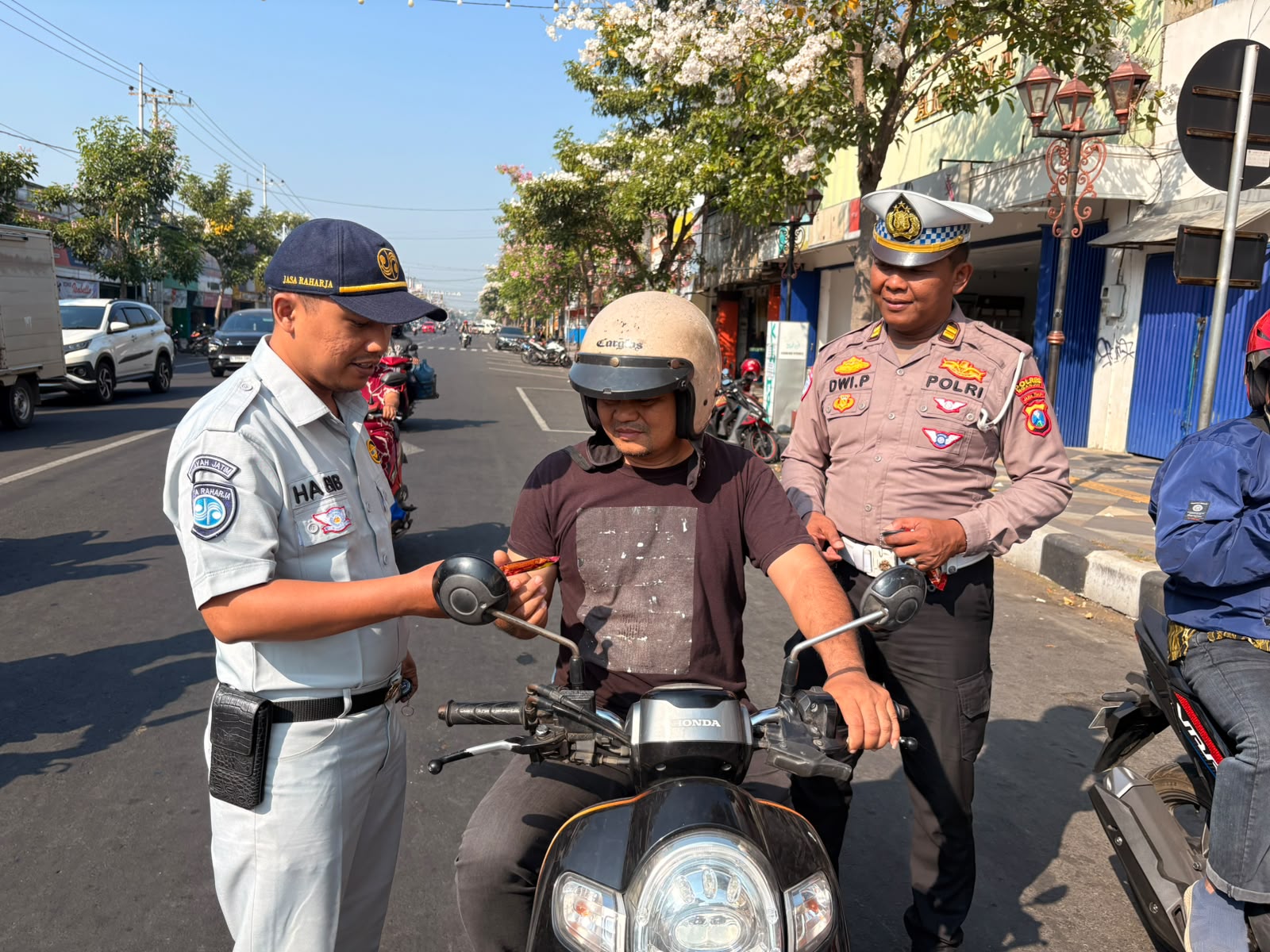 Polantas Menyapa, Pakai Helm dan Tertib di Lampu Merah Dapat Cokelat! Aksi Simpatik Satlantas Nganjuk Tuai Apresiasi