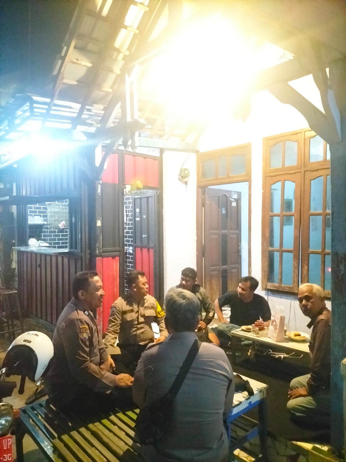 Patroli dan Ngopi Kamtibmas, Personel Polsek Nganjuk Kota Sambangi Warga dan Sampaikan Pesan Kamtibmas