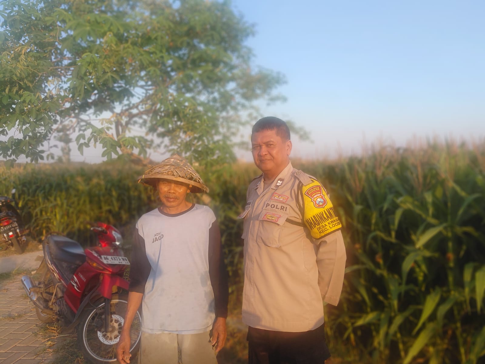 Pantau Lahan Jagung dan Ketersediaan Air, Bhabinkamtibmas Desa Kwagean Dukung Ketahanan Pangan
