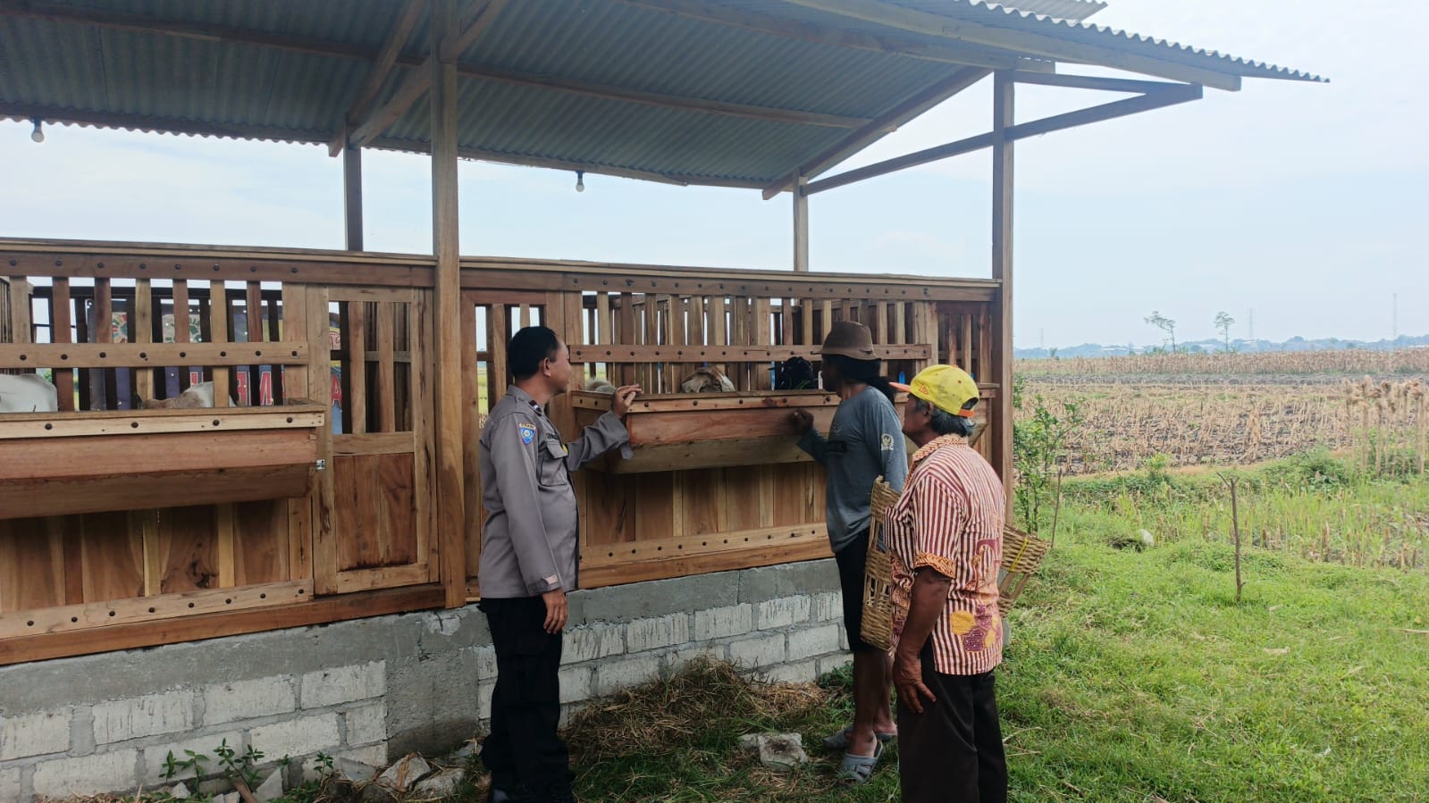Bhabinkamtibmas Desa Nglawak Pantau Budidaya Belut hingga Peternakan Warga Dukung Ketahanan Pangan