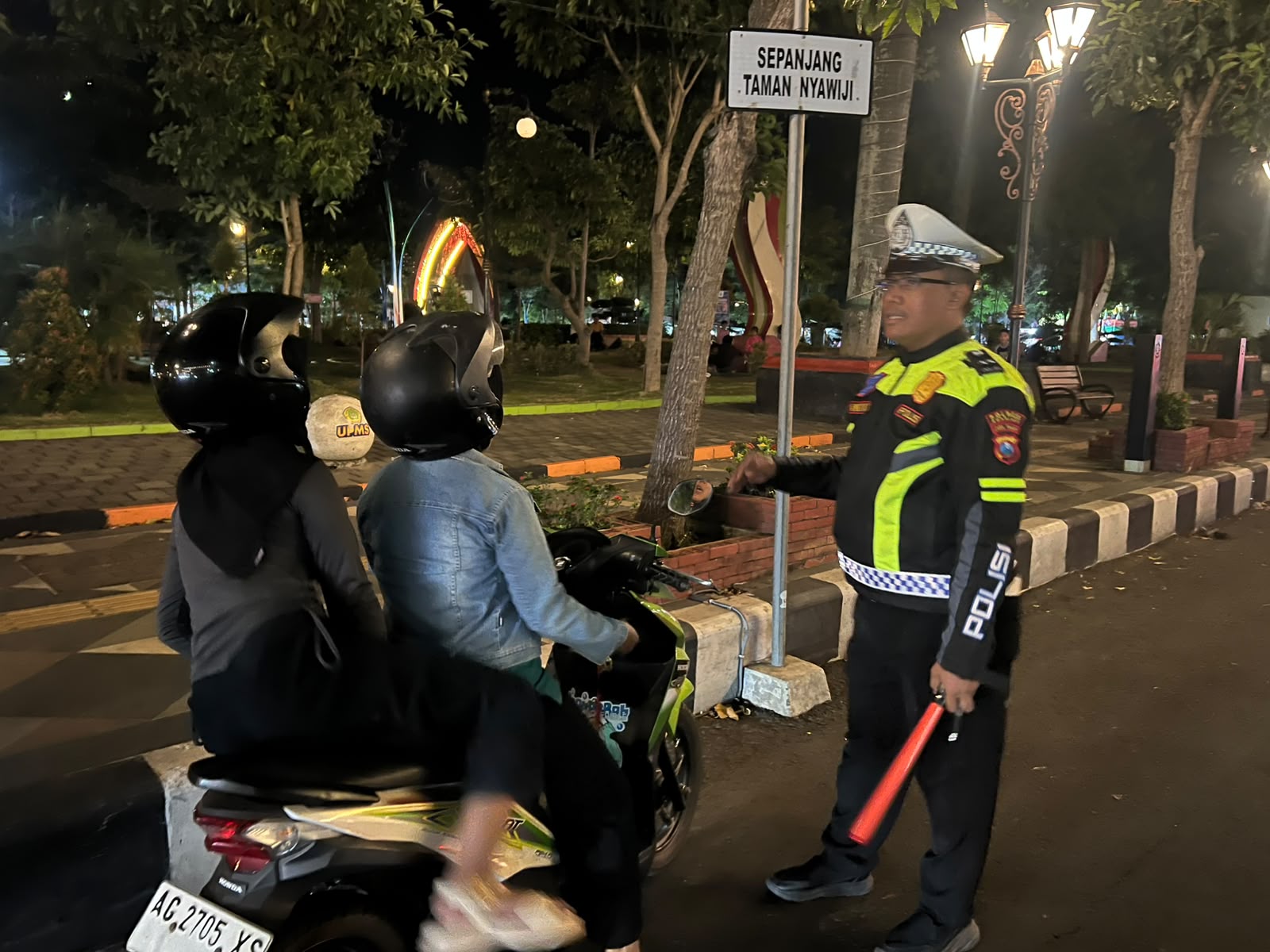 Ditegur karena Terobos Lampu Merah, Dua Remaja Putri Tetap Dapat Apresiasi dari Satlantas Nganjuk