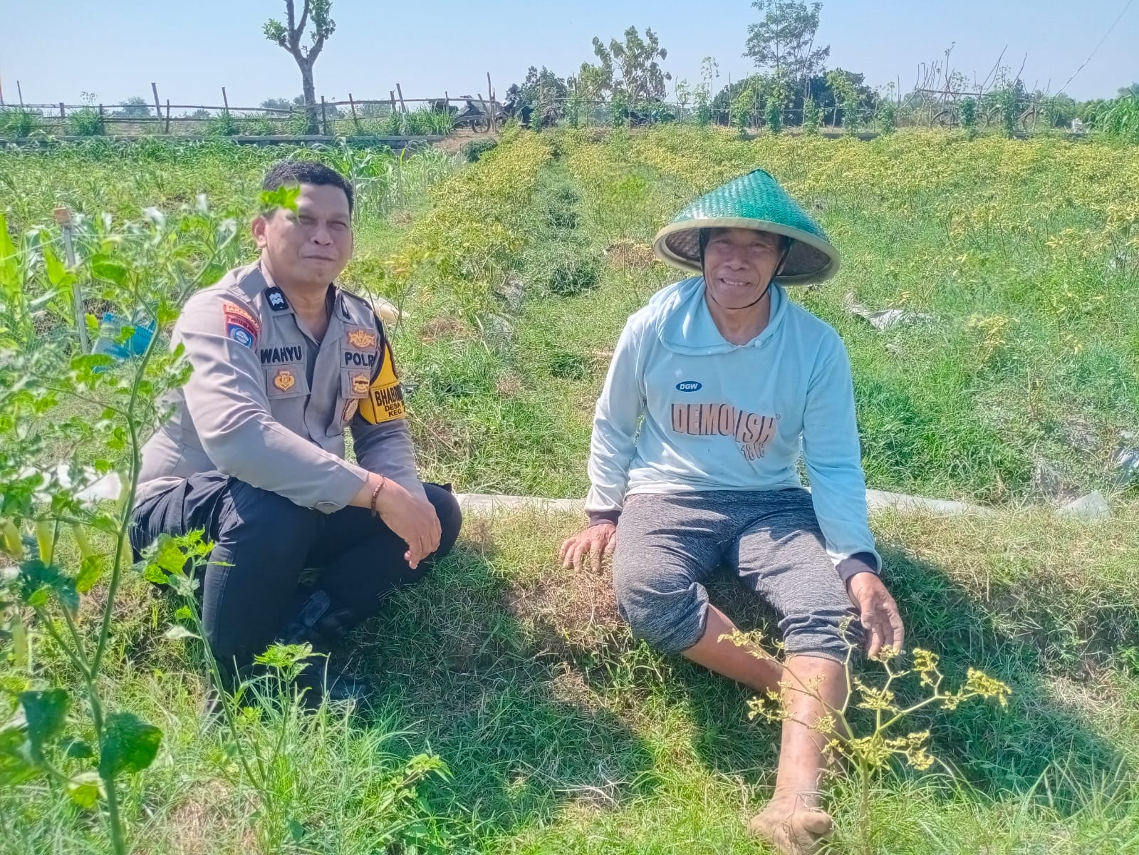 Bhabinkamtibmas Desa Begendeng Intensif Pantau Pertumbuhan Jagung dan Cabe Warga untuk Dukung Ketahanan Pangan