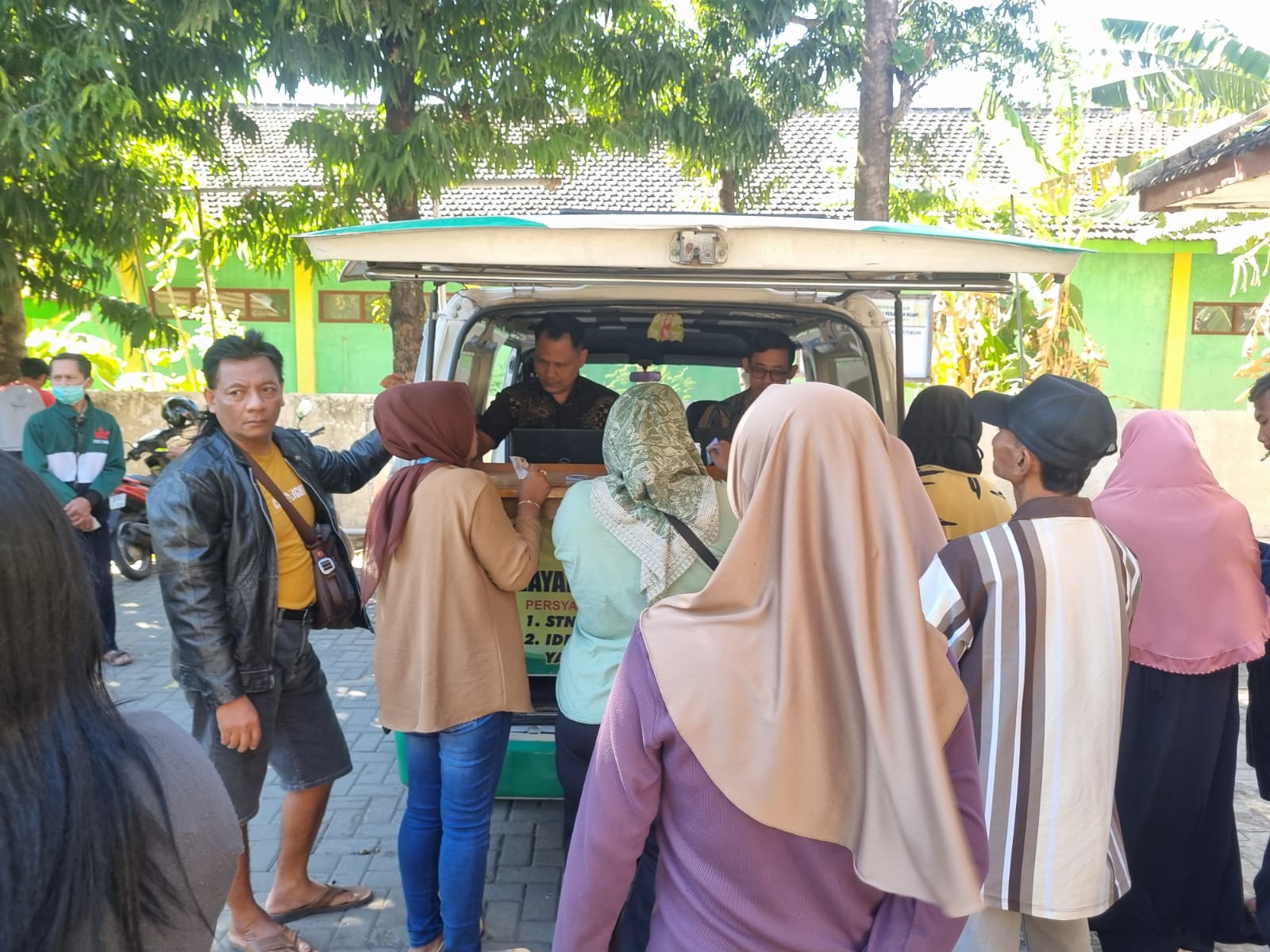 Giliran Warga Berbek Nikmati Kemudahan, Samsat Keliling II Hadir Jemput Bola Layani Pembayaran Pajak Kendaraan