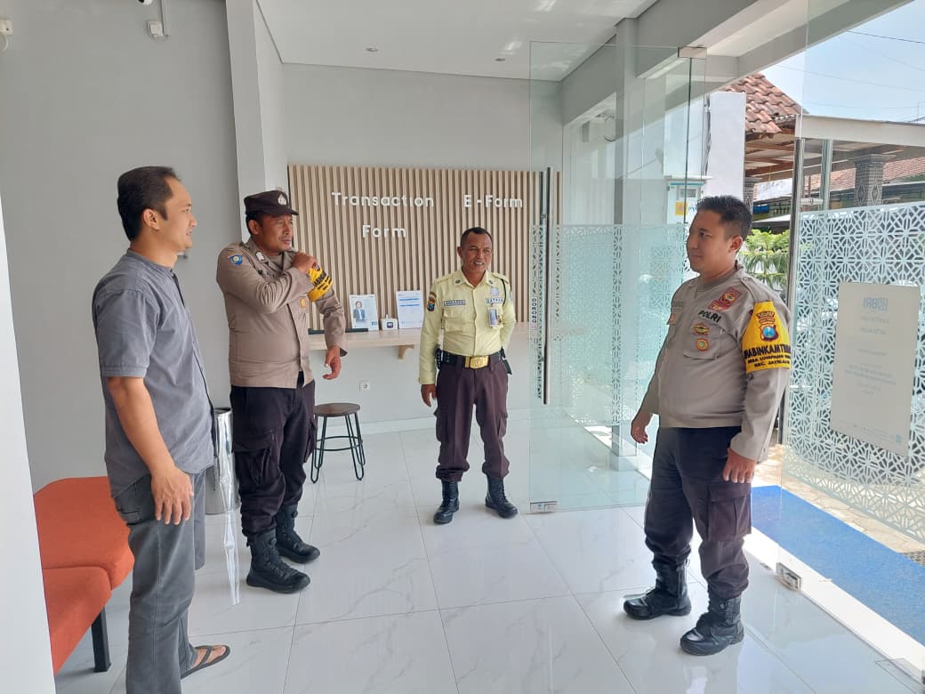 Polsek Jatikalen Gelar Patroli Dialogis di Bank BRI Unit Jatikalen untuk Antisipasi Gangguan Kamtibmas