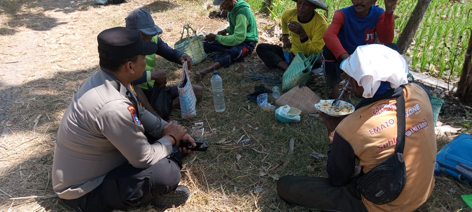 Bhabinkamtibmas Polsek Jatikalen Laksanakan Sambang Dialogis dengan Petani