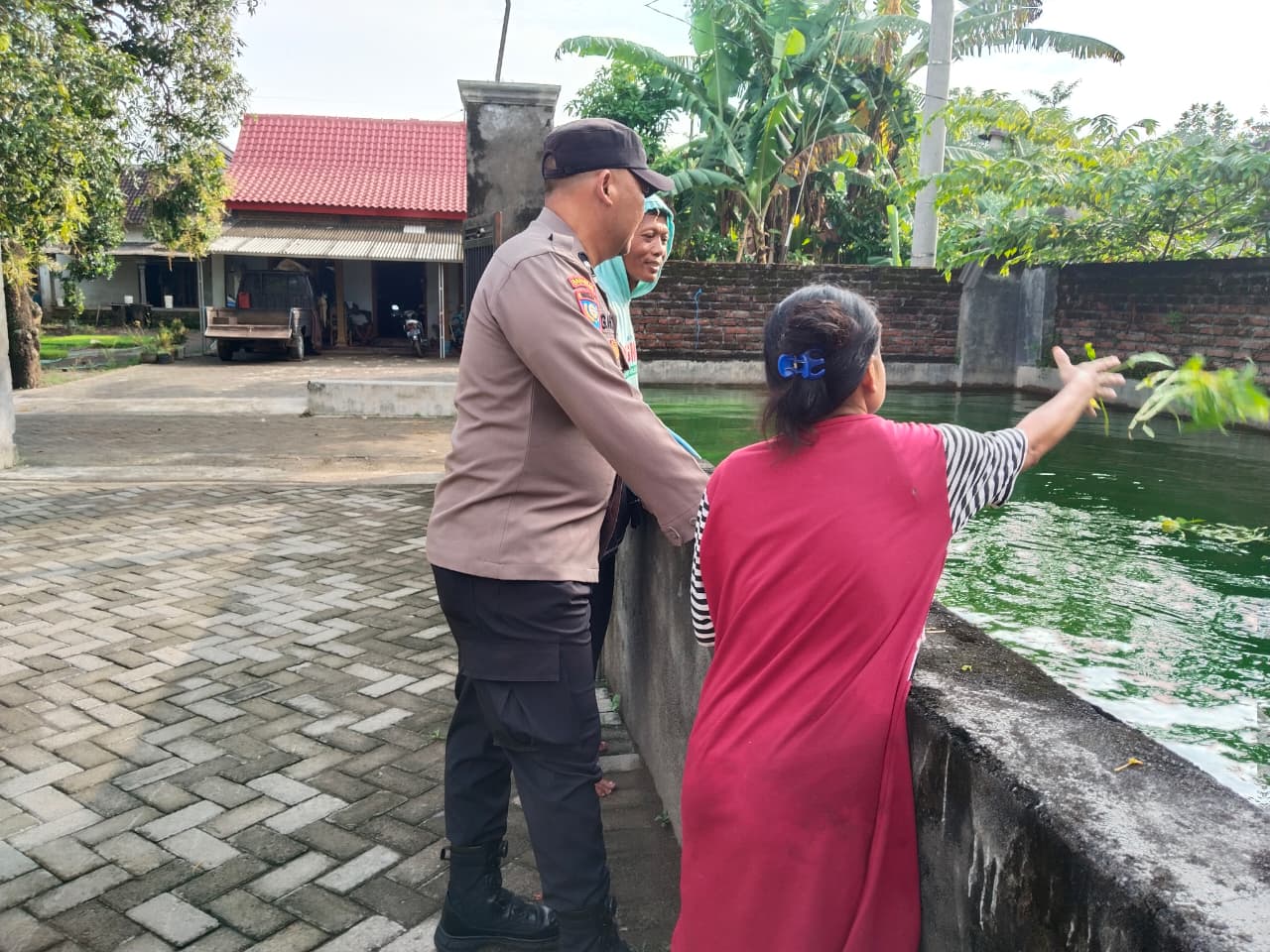Bhabinkamtibmas Desa Watudandang Pantau Pekarangan Pangan Bergizi dari Kolam Ikan hingga Terong