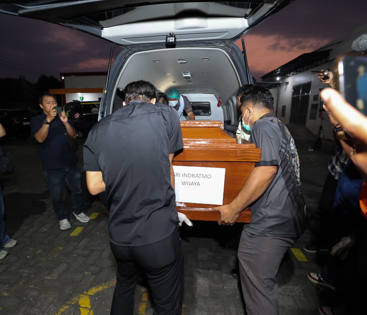 Tim DVI Polda Jatim Serahkan Dua Jenazah Korban KM Mutiara Sentosa II kepada Keluarga