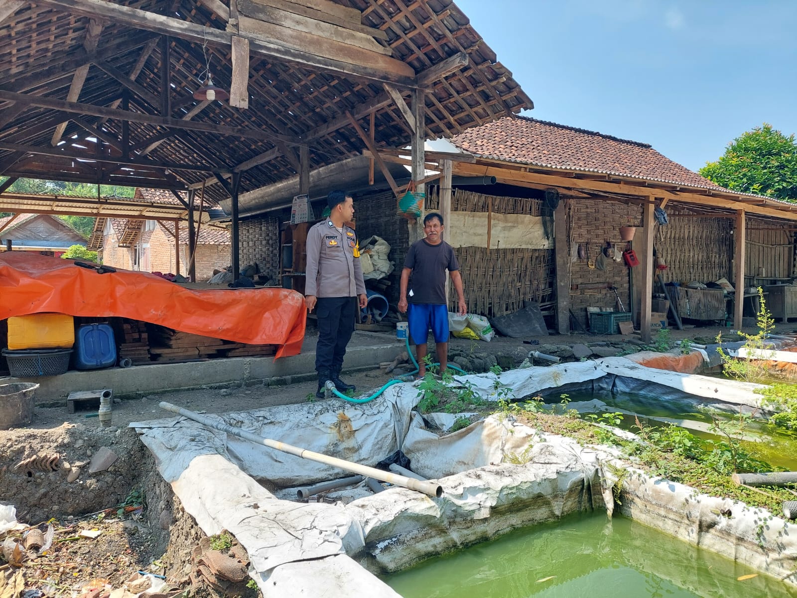 Bhabinkamtibmas Desa Perning Dorong Pengembangan Budidaya Lele sebagai Dukungan Ketahanan Pangan