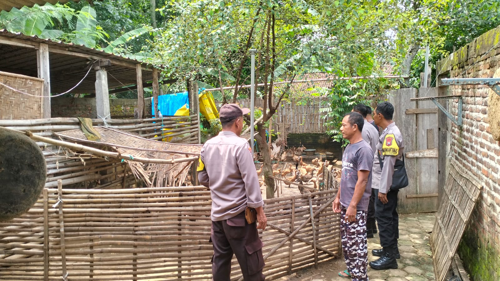 Bhabinkamtibmas Desa Sonopatik Dorong Pengembangan Peternakan Bebek sebagai Upaya Mendukung Ketahanan Pangan