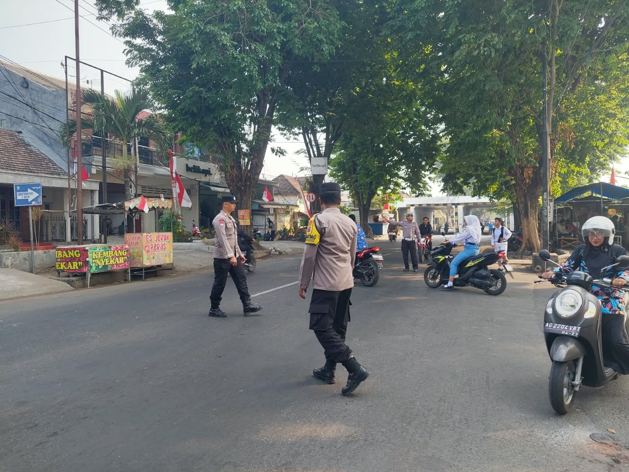 Anggota Polsek Kertosono Berikan Pengamanan Upacara Hari Kemerdekaan RI Ke-81 di Kecamatan Kertosono