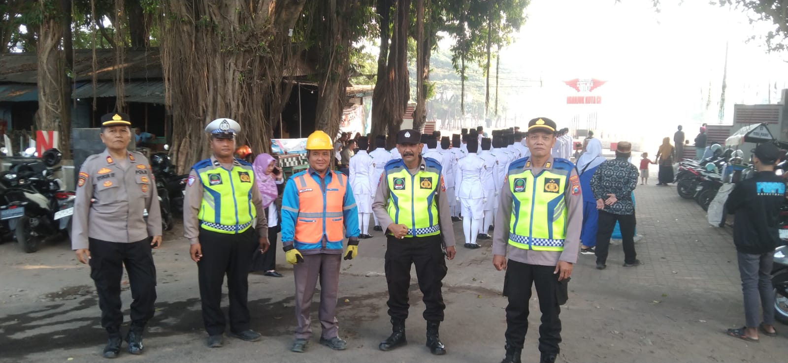 Polsek Warujayeng Amankan Upacara HUT Kemerdekaan RI ke-81 di Stadion Warujayeng