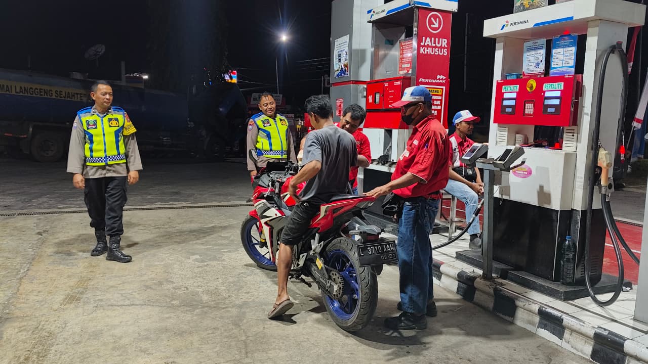 Beri Rasa Aman Masyarakat, Patroli Polsek Warujayeng Sambangi SPBU Saat Dini Hari
