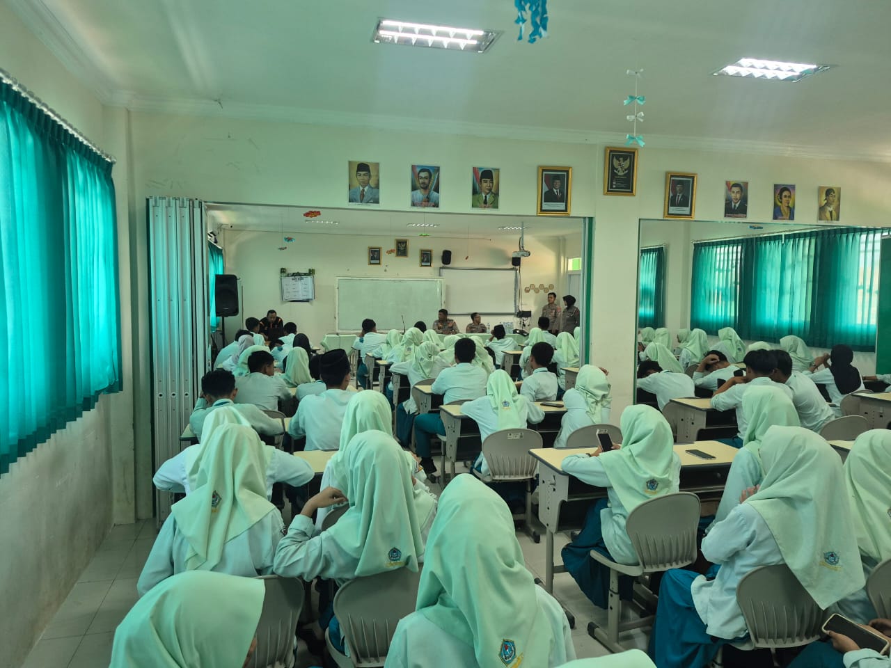 Kenalkan Potensi AI, Tim Trainer TOT Polres Nganjuk Ajak Pelajar SMAN 3 Nganjuk Siap Hadapi Masa Depan