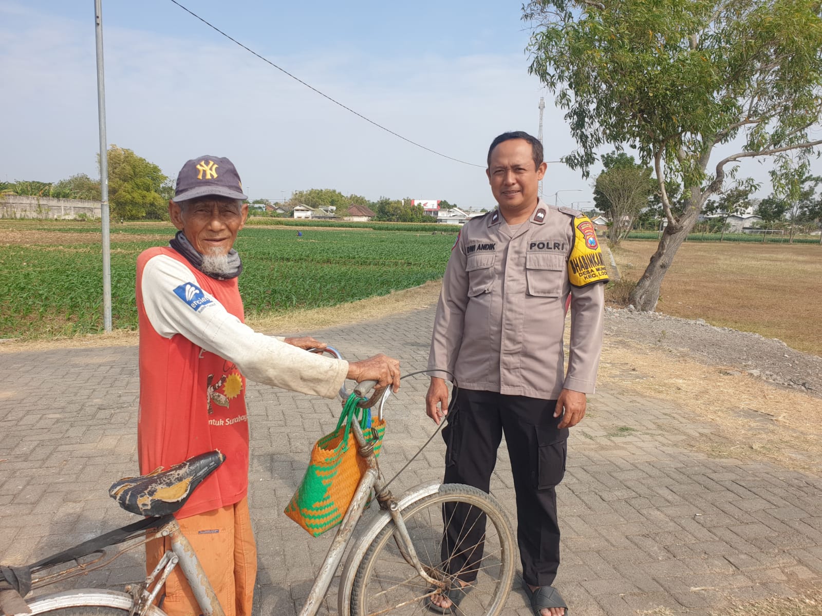 BINCANG BINCANG DENGAN PETANI JAGUNG, BHABINKAMTIBMAS PASTIKAN KAMTIBMAS DI PERSAWAHAN TETAP AMAN