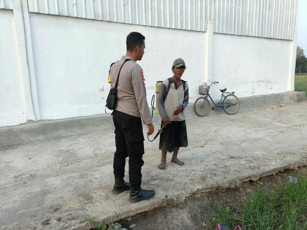 Patroli Dialogis Bhabinkamtibmas, Jaga Petani Bawang Merah dari Gangguan Kamtibmas