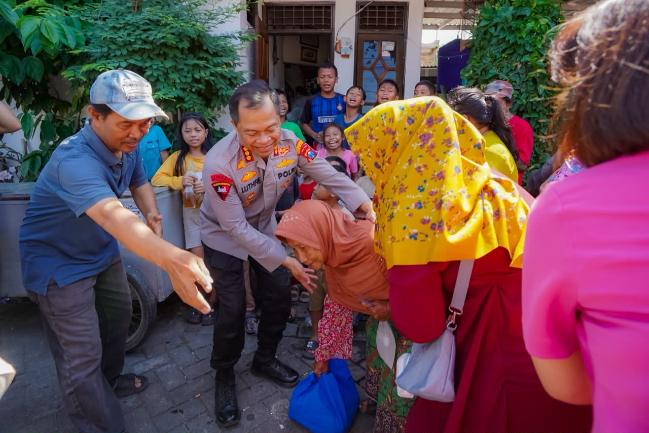 Polrestabes Surabaya Salurkan Paket Sembako Lewat Program 'Luthfie.Daily Berbagi'