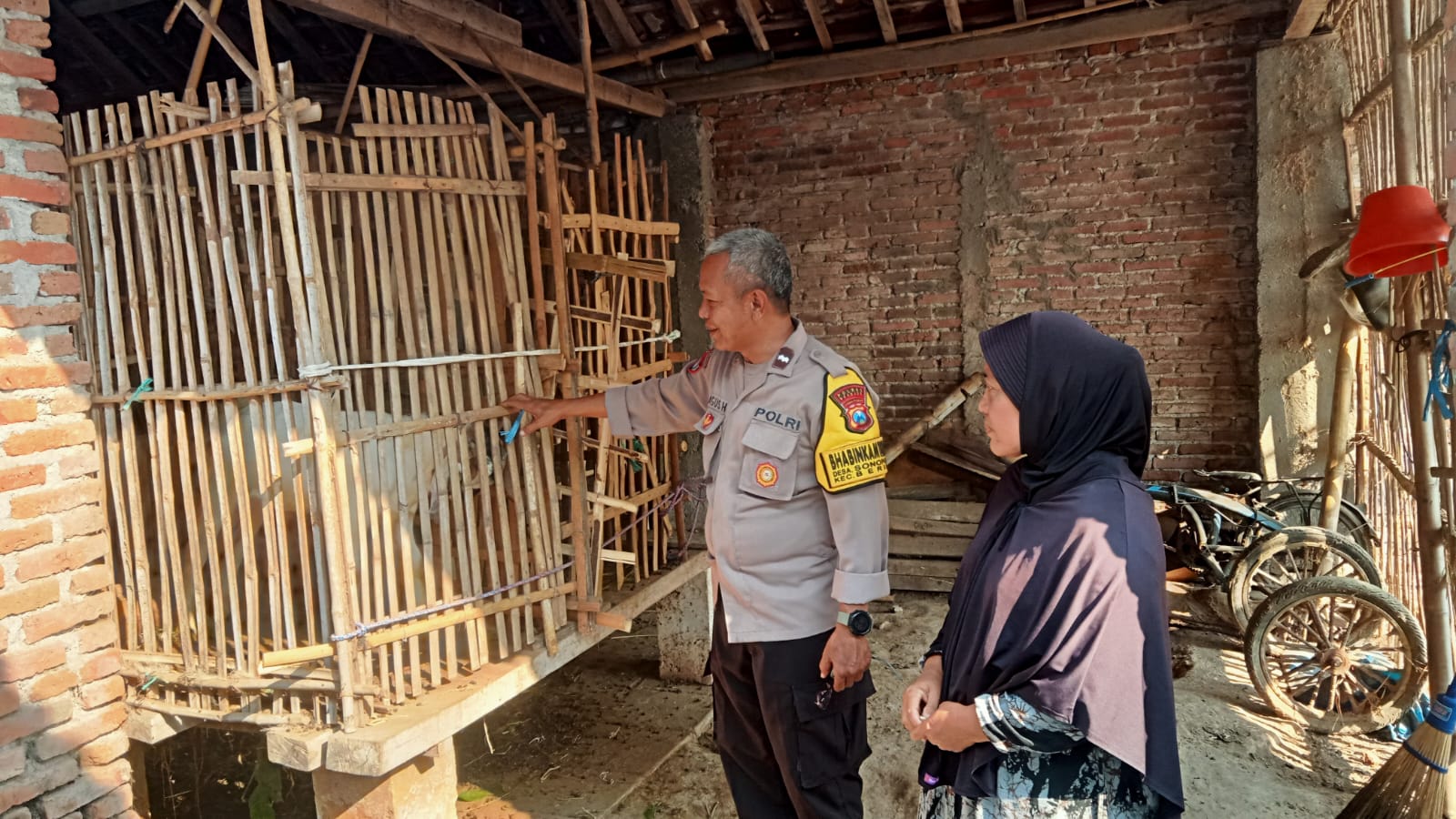 Sambangi Peternak Kambing, Bhabinkamtibmas Polsek Berbek Dorong Ketahanan Pangan dan Kesejahteraan Warga