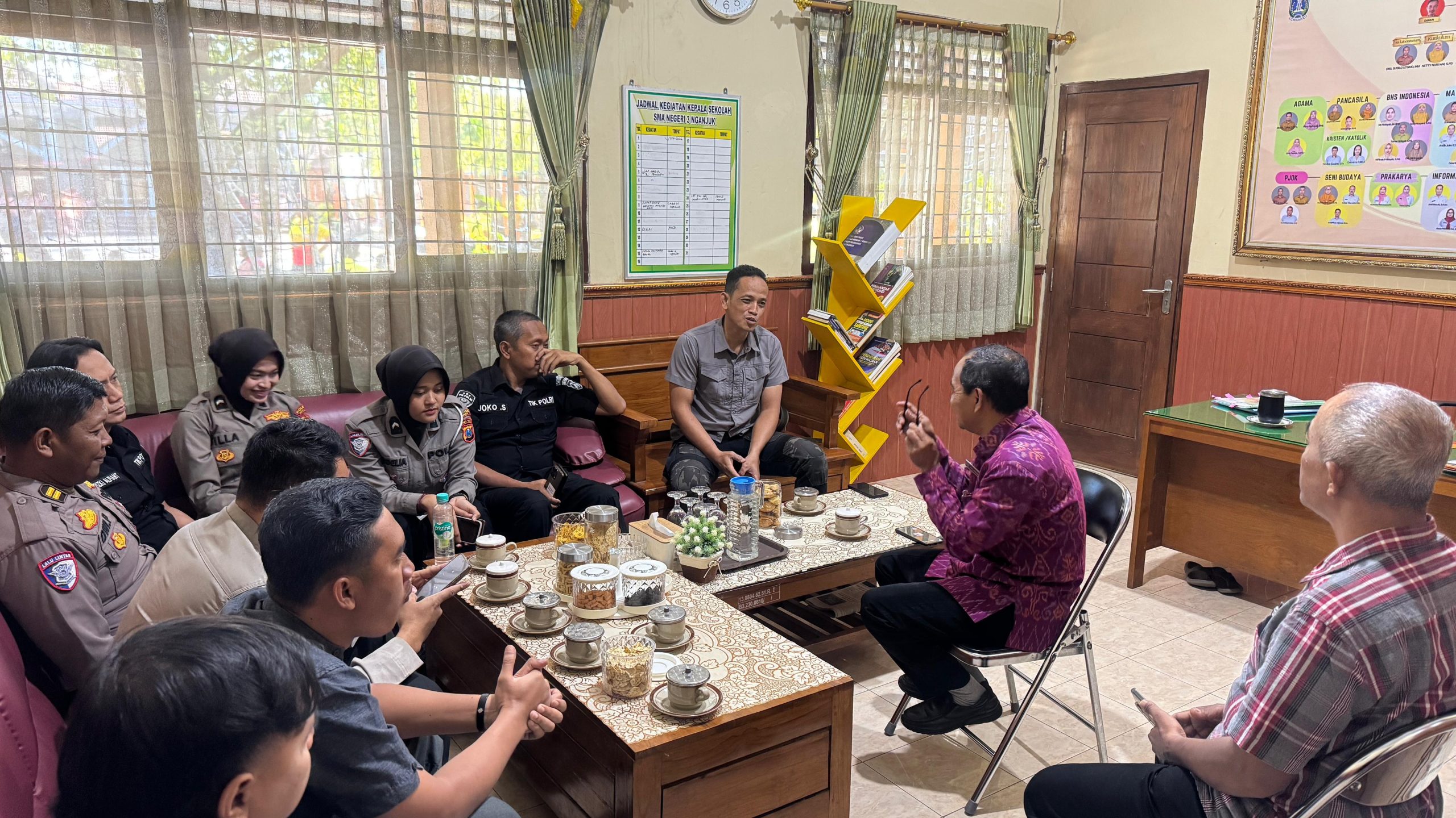 Tim Trainer ToT Paham AI Polres Nganjuk Bekali Pelajar SMAN 3 Nganjuk, Siap Hadapi Era Digital