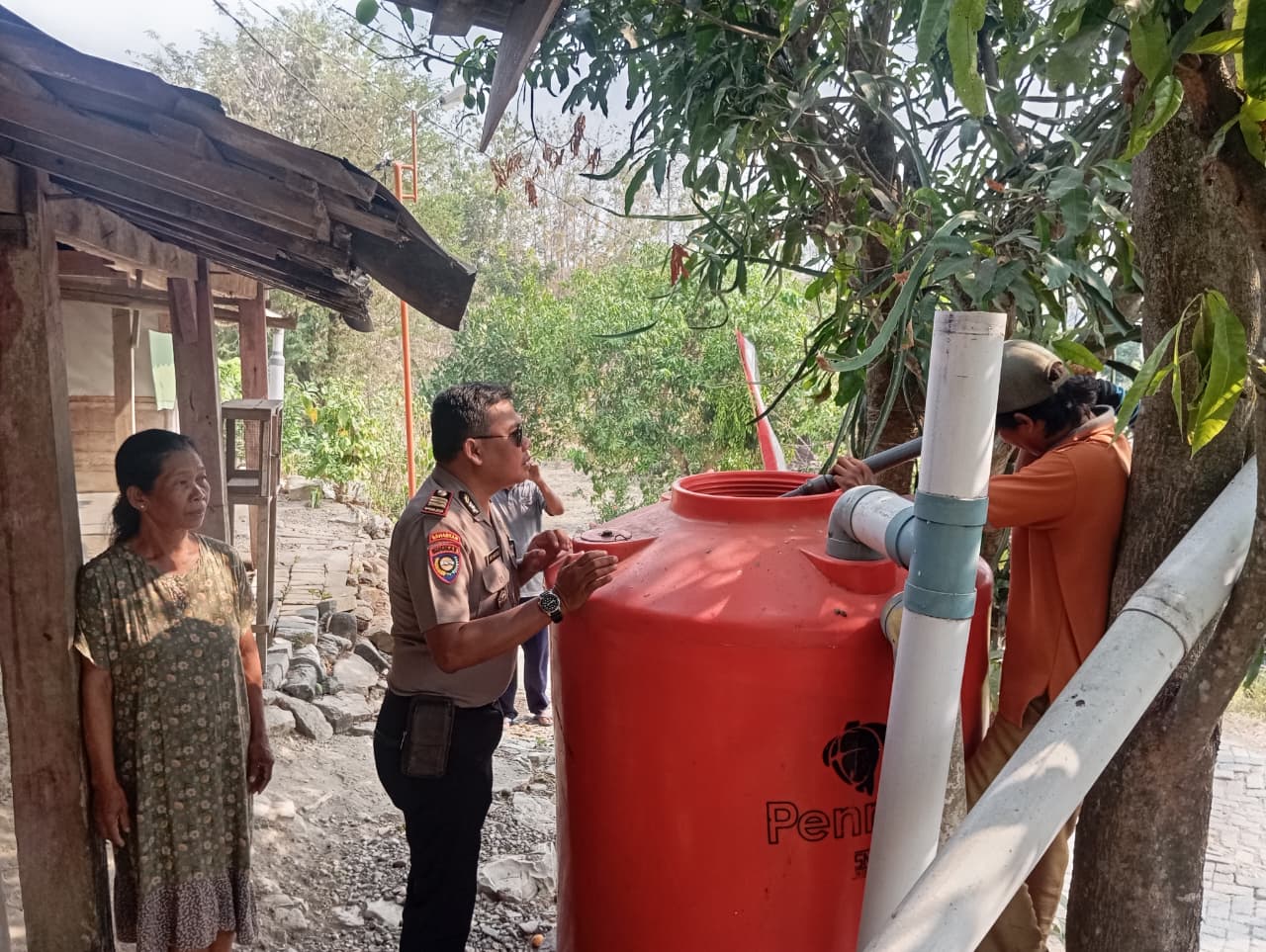 Musim Kemarau, Polres Nganjuk Salurkan 12 Ribu Liter Air Bersih untuk Warga Lengkong