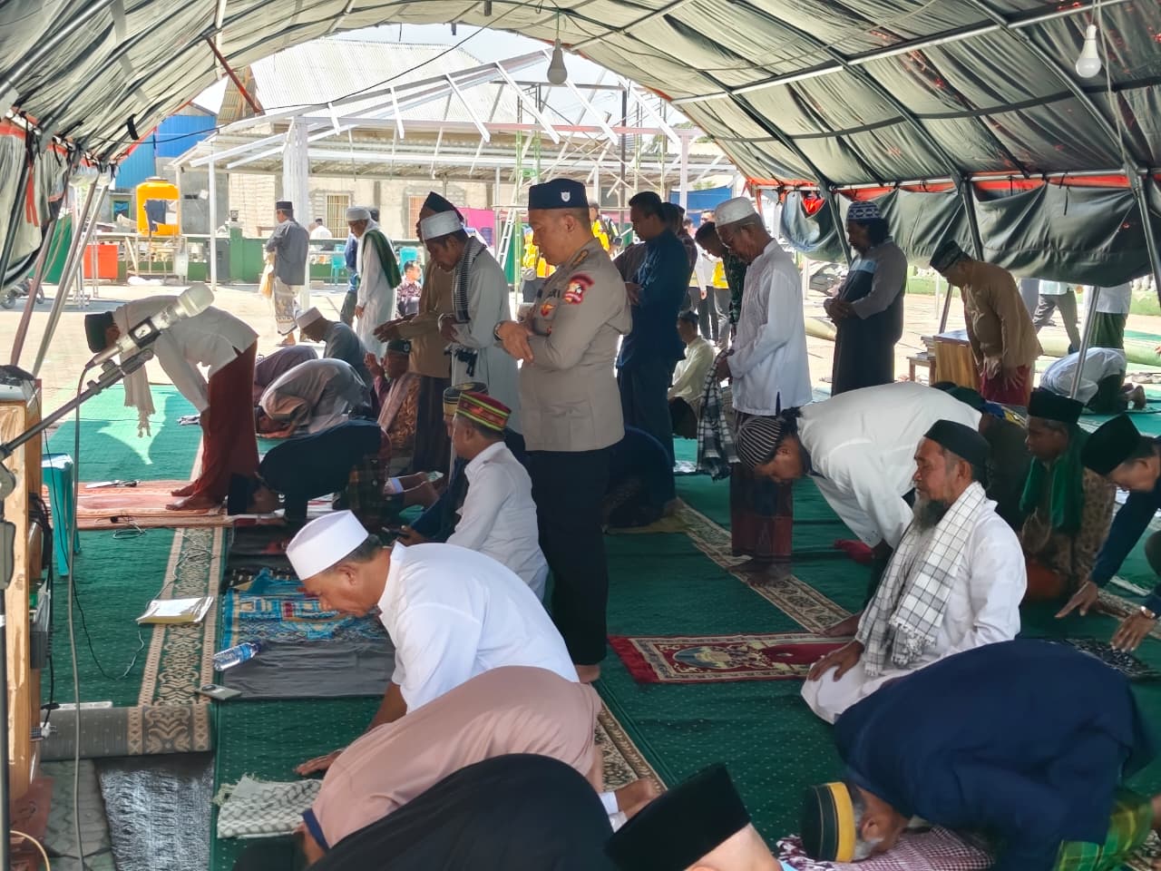 Usai Salat Jumat, Dansatgas SAR Brimob Makan Bersama Warga Terdampak Gempa di Reo