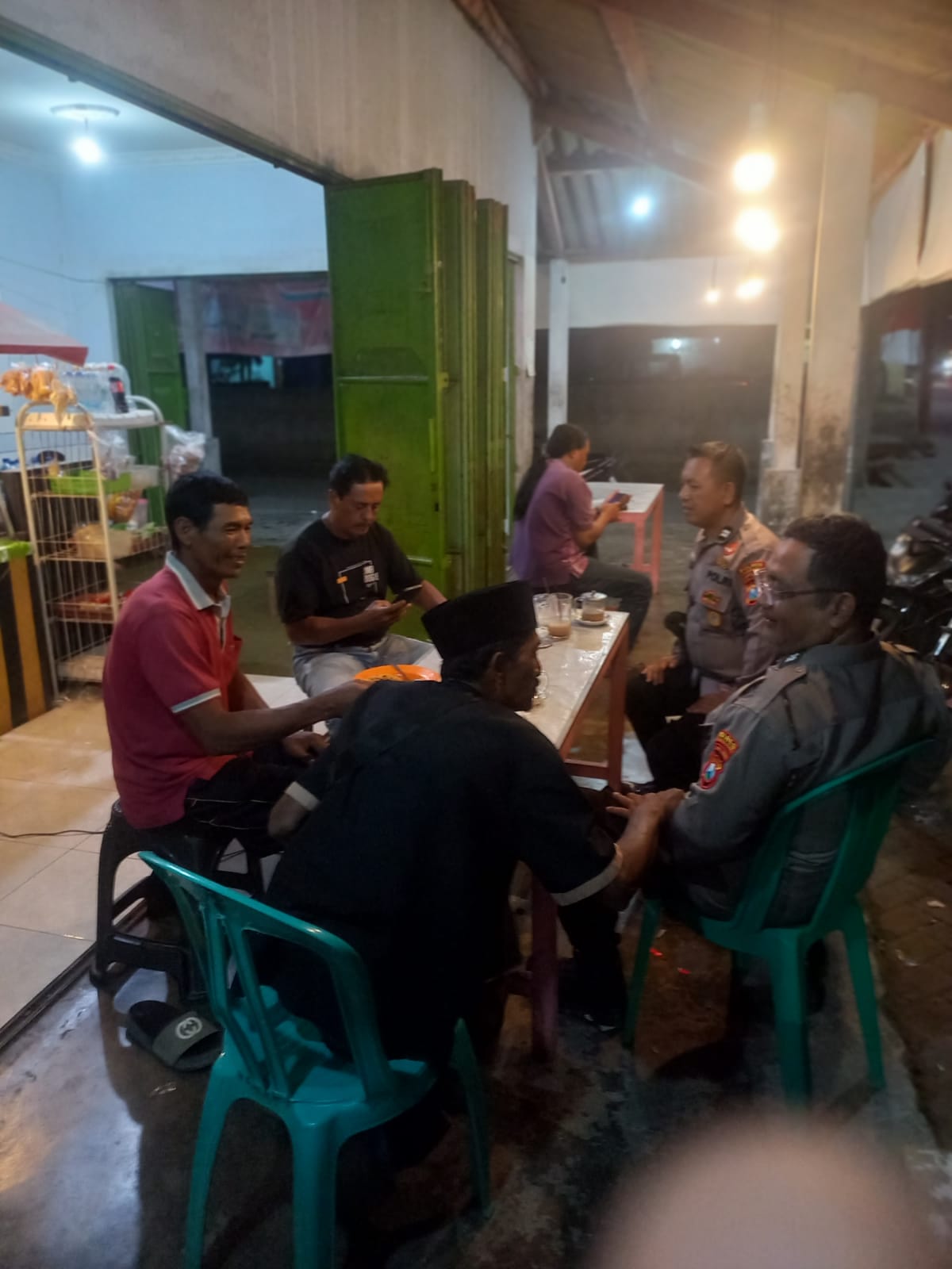 Brikan Rasa Aman, Polsek Jatikalen Gelar Patroli dialogis dengan Warga Masyarakat Desa Munung di Malam Hari. 