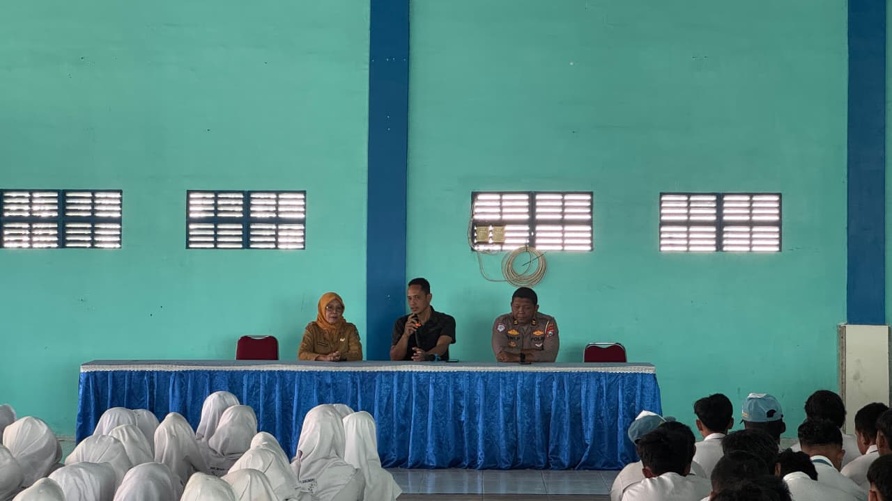 TIM ToT PAHAM AI POLRES NGANJUK SAPA SMUN 1 SUKOMORO, BEKALI GENERASI MUDA BIJAK GUNAKAN TEKNOLOGI AI
