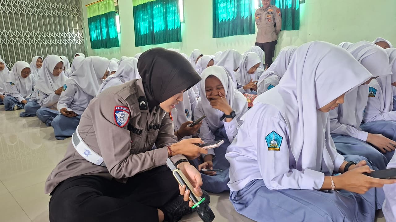 WASPADA HOAKS DI ERA AI, TIM TRAINER POLRES NGANJUK EDUKASI SISWA MAN 1 NGLAWAK