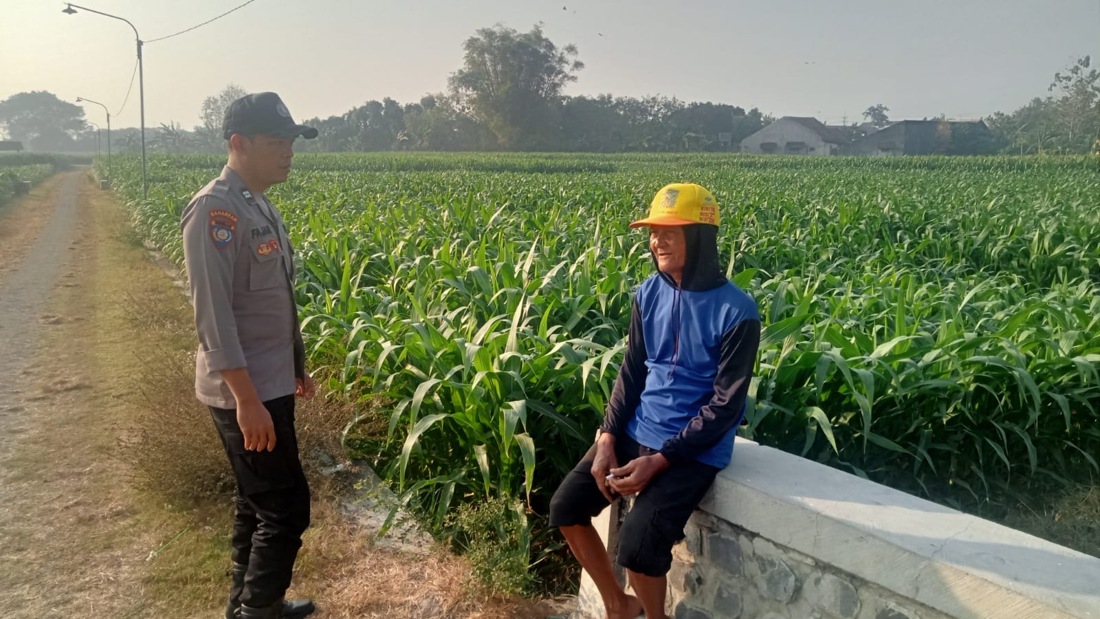 Patroli Naik Sepeda, Bhabinkamtibmas Patihan Dekatkan Diri dengan Petani