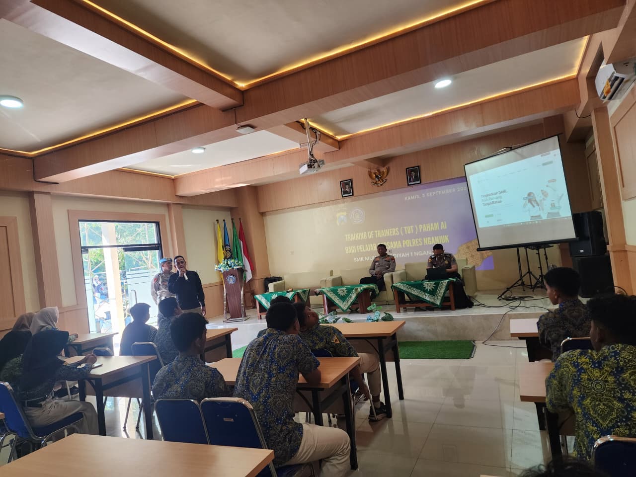 JANGAN SAMPAI KETINGGALAN TEKNOLOGI AI, POLRES NGANJUK EDUKASI 80 SISWA SMK 1 MUHAMMADIYAH